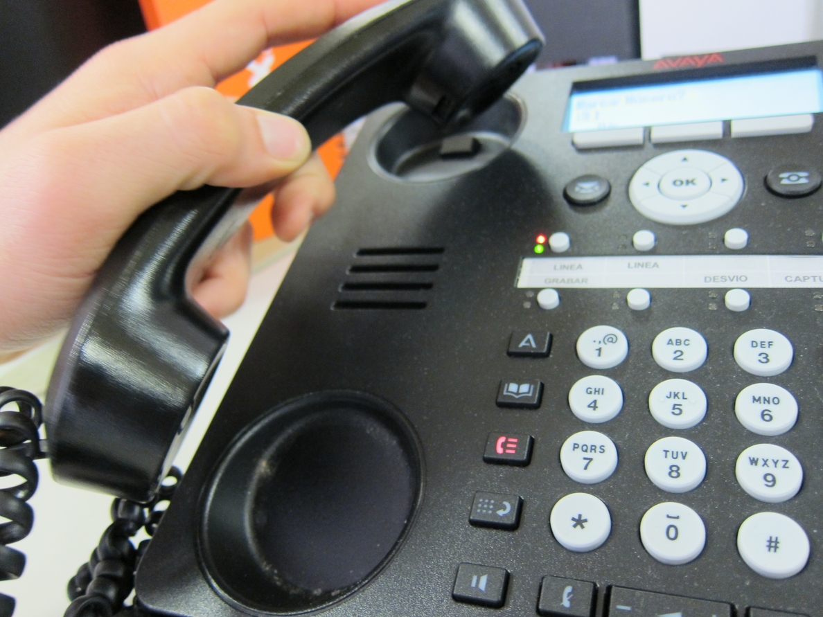CNMC propone fijar un precio máximo a las llamadas a números 902 y abre expediente sancionador a 5 empresas