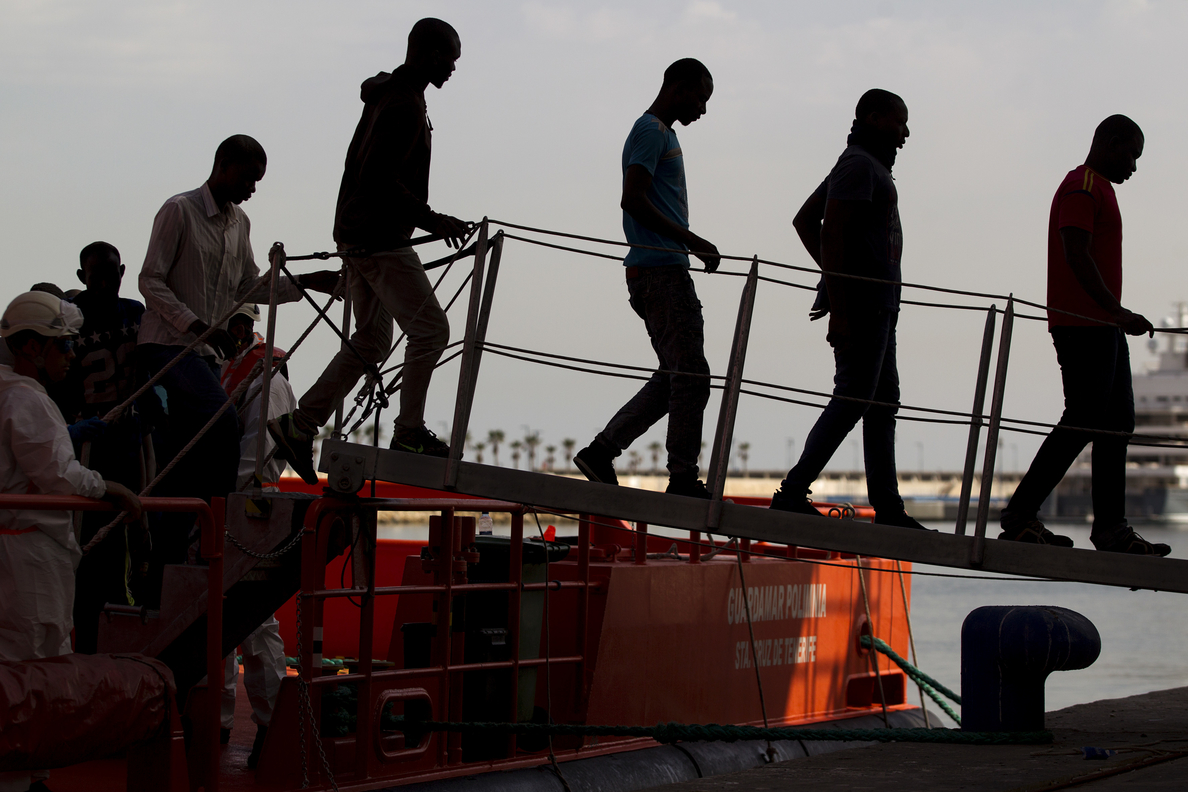 Rescatados 26 inmigrantes en el Estrecho y se busca una patera con otros 35