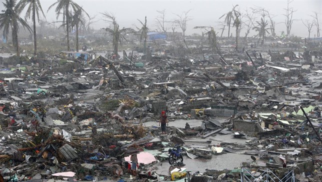 El tifón Haiyan azota Filipinas dejando más de 6.000 muertos