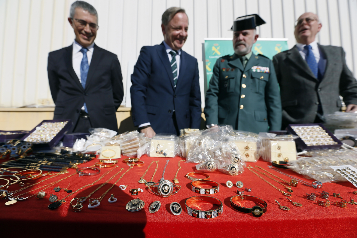 Interceptan casi 20.000 piezas de joyería falsificadas en el puerto de Alicante