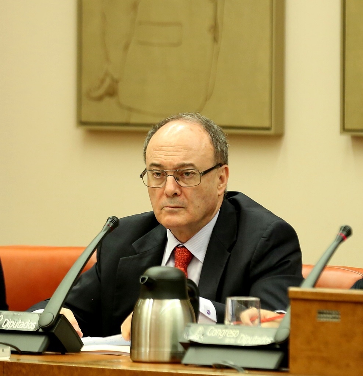 El gobernador del Banco de España pide comparecer a puerta cerrada en la Comisión del Senado sobre financiación política
