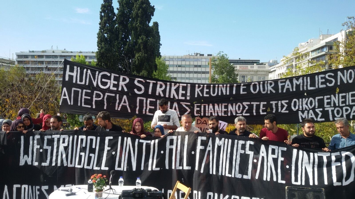 Los refugiados en huelga de hambre en Atenas suspenden su ayuno tras dos semanas