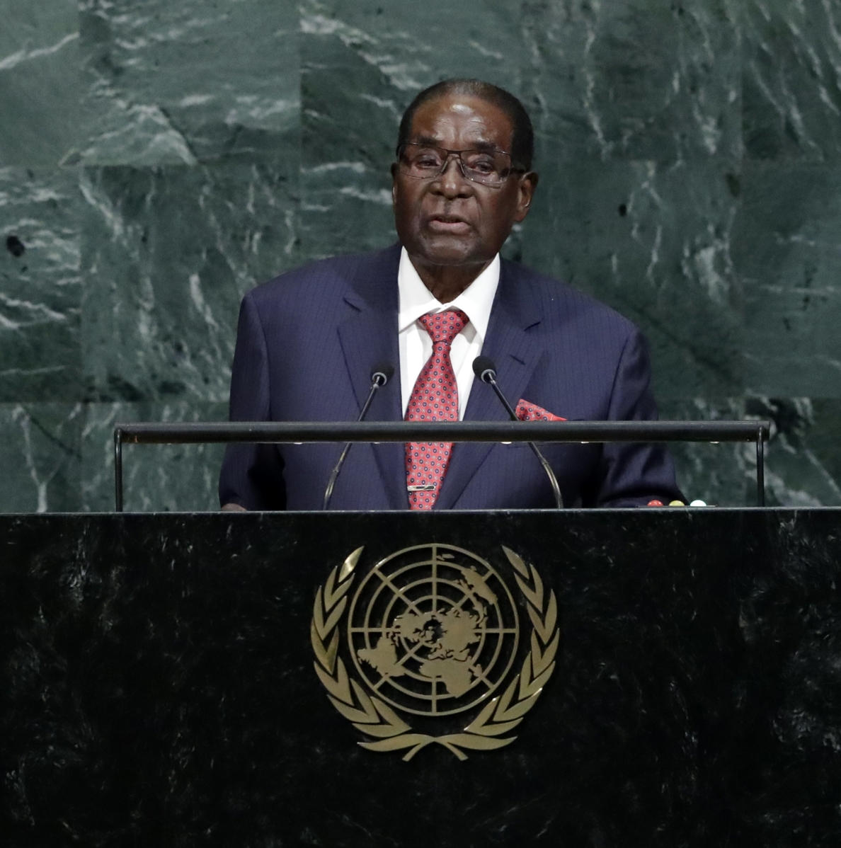 Un portavoz militar desmiente el golpe contra Mugabe y asegura que está a salvo
