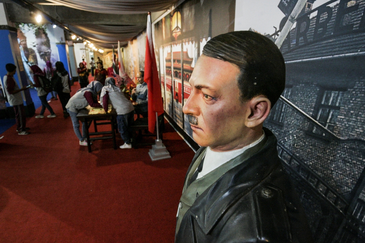 «Cultura pop nazi» reaparece con estatua de Hitler en museo de cera indonesio