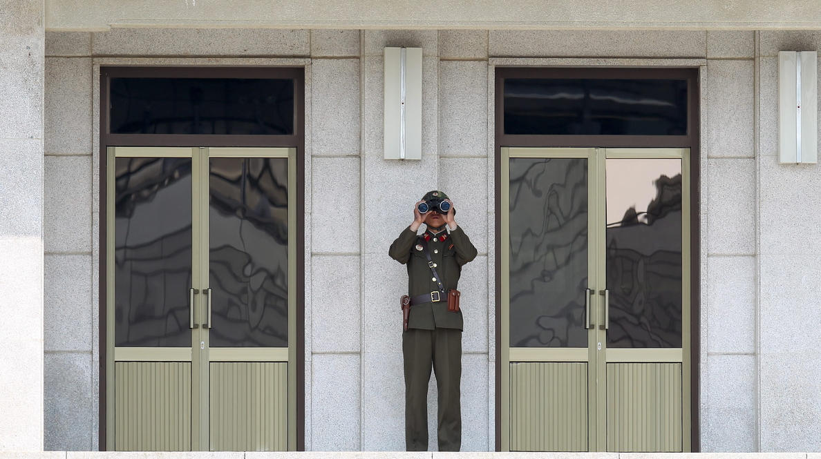 El soldado norcoreano que desertó al Sur sigue crítico tras la segunda operación