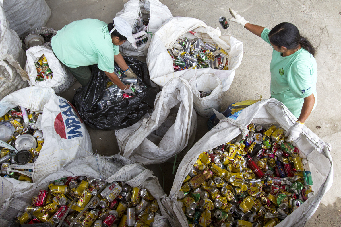 El reciclaje en Brasil, en manos de mujeres con 400 kilos de basura a cuestas