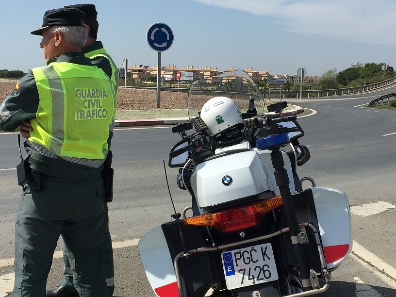 La Guardia Civil denuncia a 40 conductores de una quedada de vehículos para hacer competiciones de velocidad