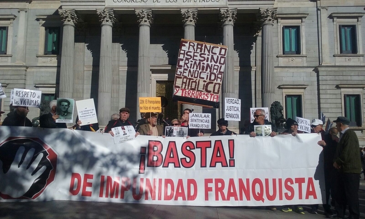 Concentración ante al Congreso contra la «impunidad» franquista 42 años después de la muerte del dictador
