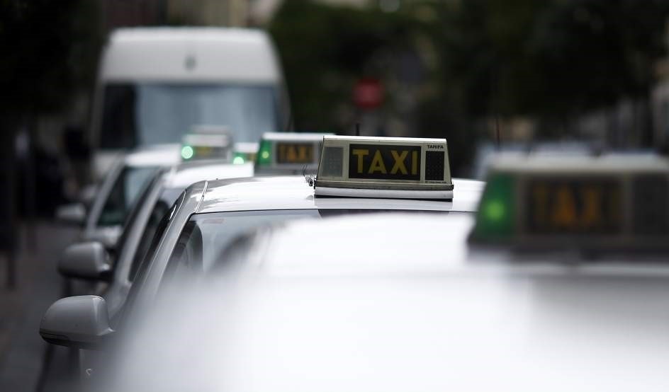 Los taxistas sopesan parar en todo el país el día 29 en protesta por firmas como Uber