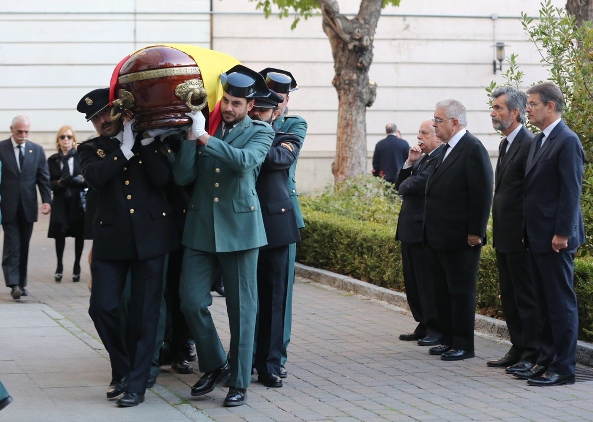 Felipe VI llega a la capilla ardiente del fiscal general del Estado, José Manuel Maza