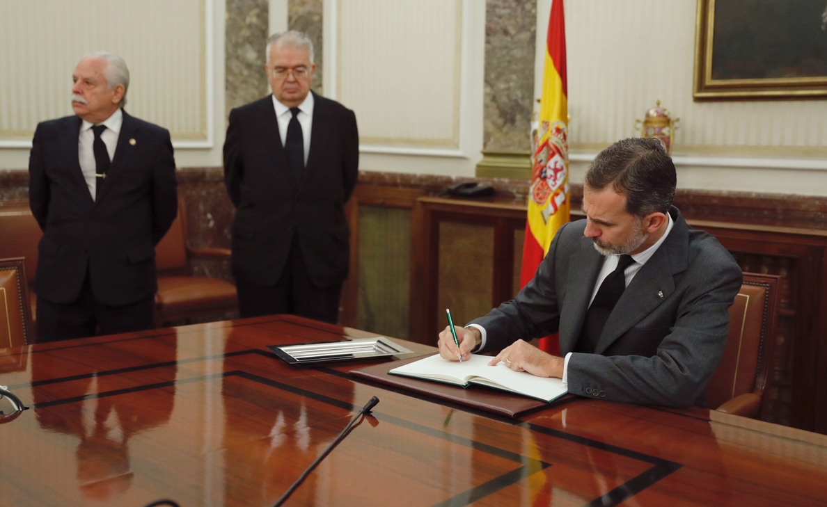 El rey, el Gobierno  y la cúpula judicial y fiscal se despiden del fiscal general José Manuel Maza