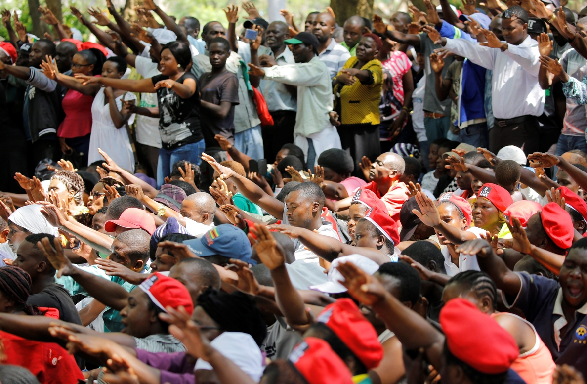 Una multitud se concentra ante el Parlamento para pedir la salida de Mugabe