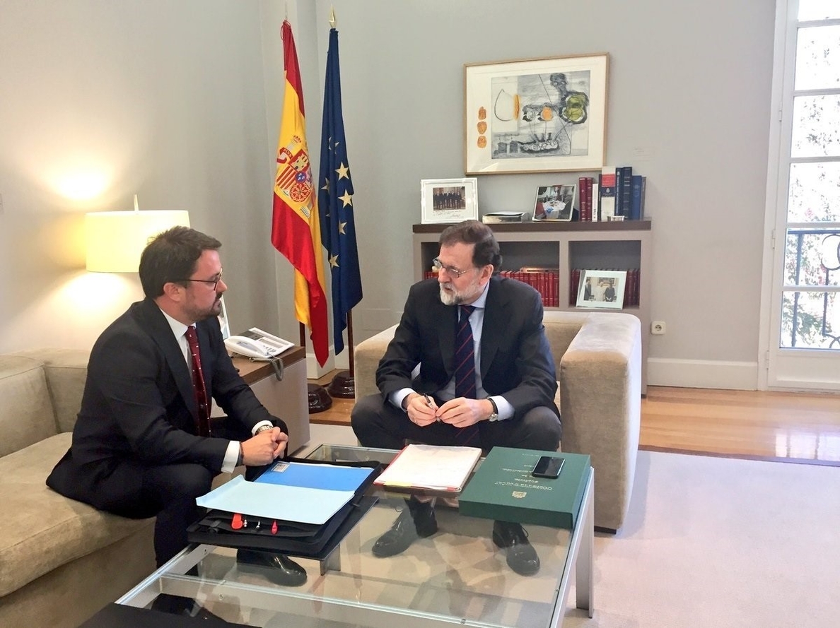 Rajoy se reúne en Moncloa con el presidente del PP de Canarias para repasar la agenda de las islas