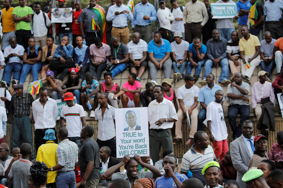 Mugabe y su familia tendrán inmunidad y no dejarán Zimbabue, según los medios