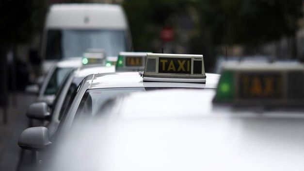 Huelga de taxis en todo el país en protesta por plataformas como Uber y Cabify