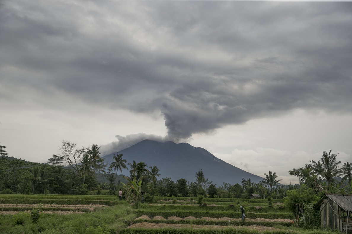 La lava llena un tercio del cráter del volcán Agung, en la isla de Bali