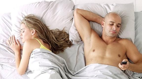 Un 7% de las parejas miran el móvil mientras tienen sexo
