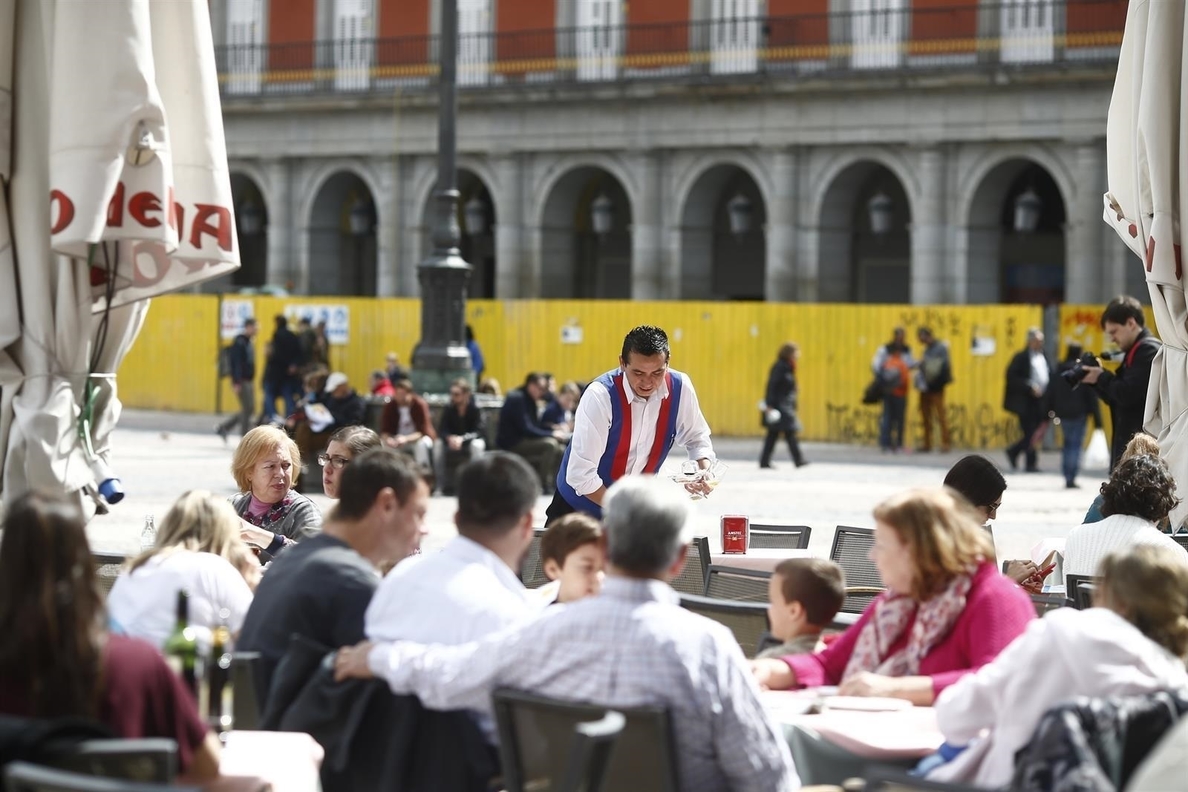 La actividad del sector servicios se ralentiza por la incertidumbre política en Cataluña, según PMI