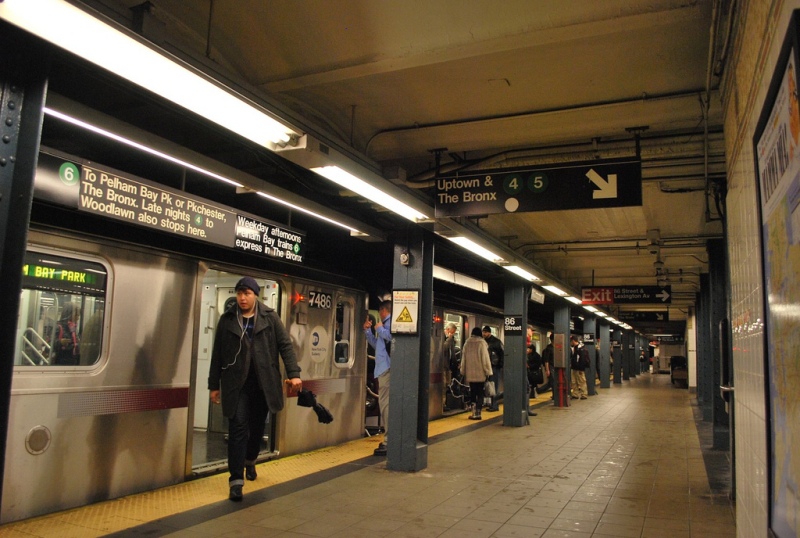 ¿A dónde van los trabajadores de las vías del metro de NY cuando viene el tren?