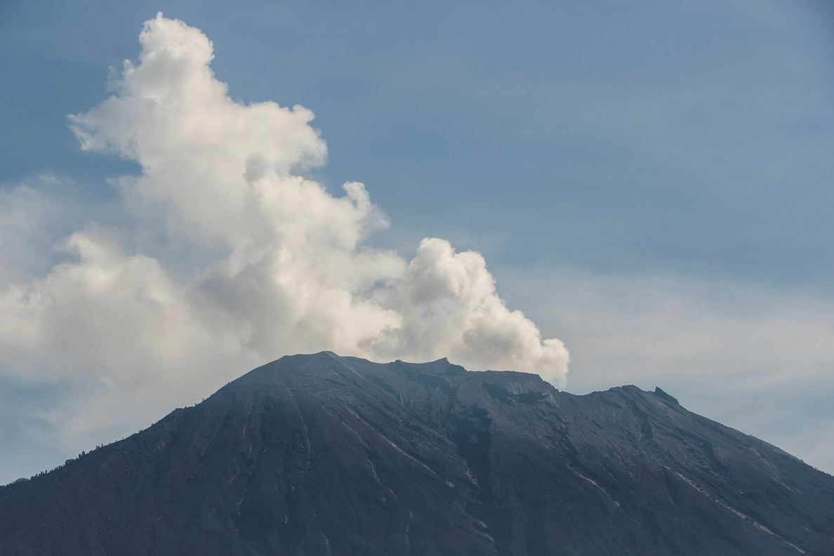 El volcán Agung en Bali expulsa una columna de ceniza de 2.100 metros de altura