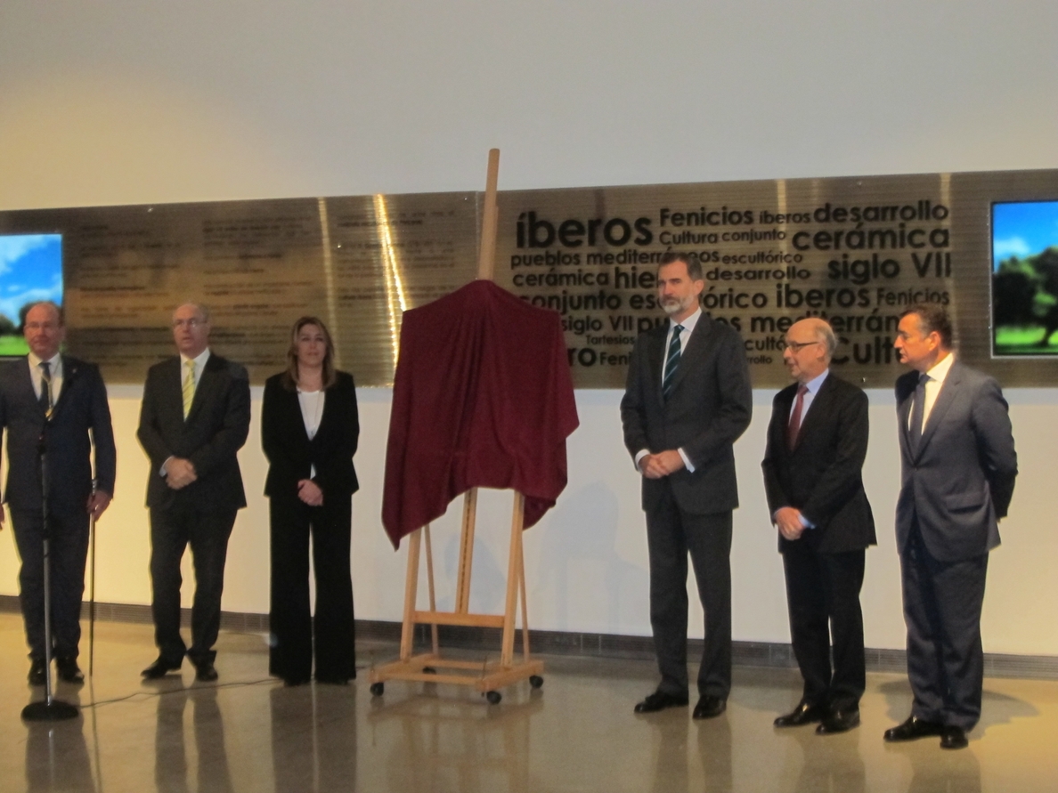 El Rey inaugura el Museo Íbero, que Susana Díaz califica como «único» en una España que «tenemos que compartir»
