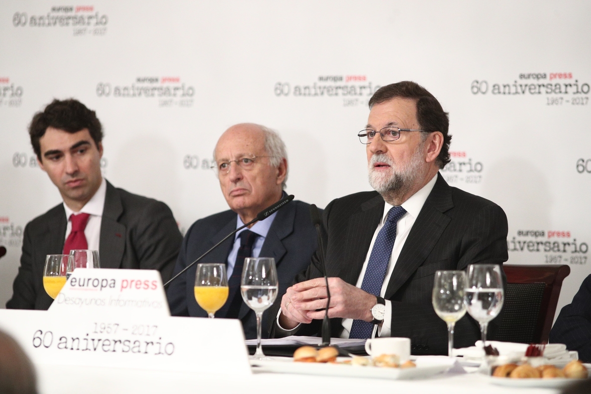 Rajoy dice que aún no se ha presentado la candidatura de Guindos al BCE, pero que goza de prestigio en Europa