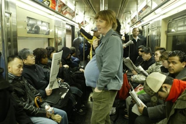 El Metro de Tokio prueba una aplicación pionera para facilitar asientos a las embarazadas