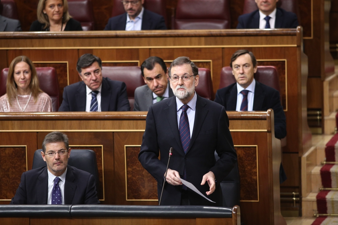 Rajoy se escuda en el descenso del paro para considerar razonable  su  primer año de Gobierno pese a la escasez de leyes