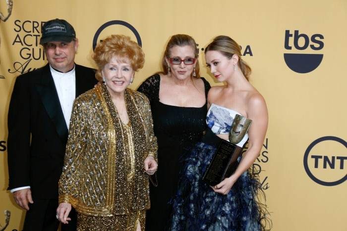 La hija de Carrie Fisher rinde tributo a su madre en el estreno de »Star Wars: Los últimos Jedi»