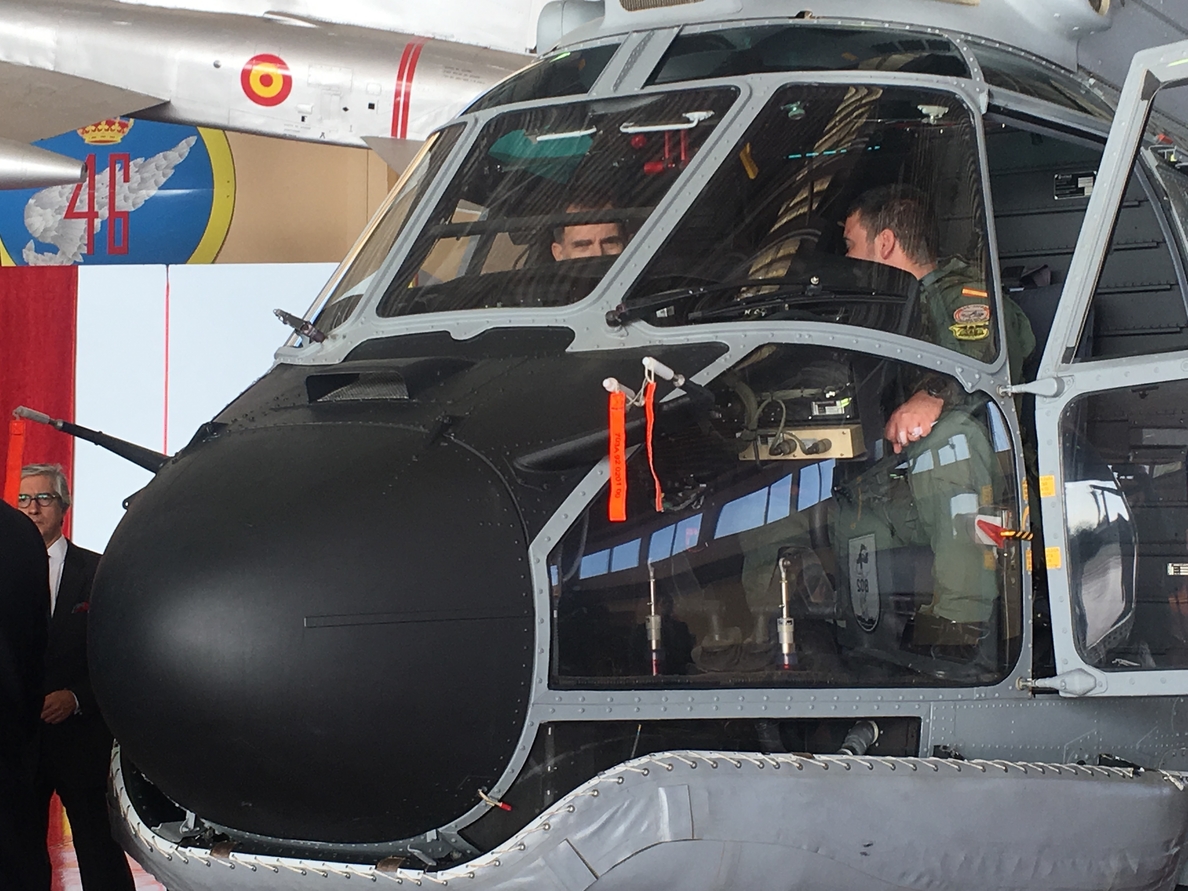 El Rey Felipe VI conoce los nuevos Super Puma del SAR de la Base Aérea de Gando, en Gran Canaria