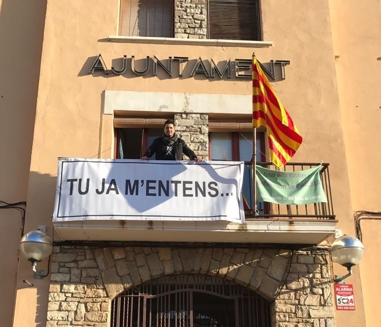 Un ayuntamiento de Lleida cambia el cartel »Libertad presos políticos» por »Tú ya me entendes»