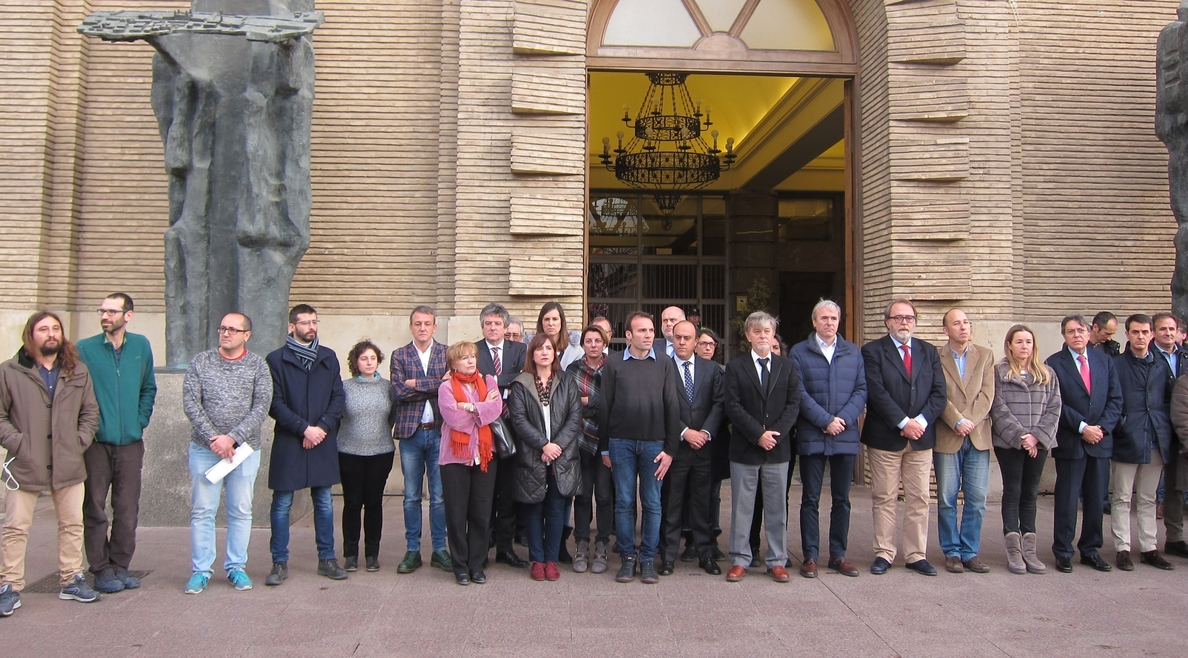 El ayuntamiento de Zaragoza guarda un minuto de silencio por los asesinatos de Teruel