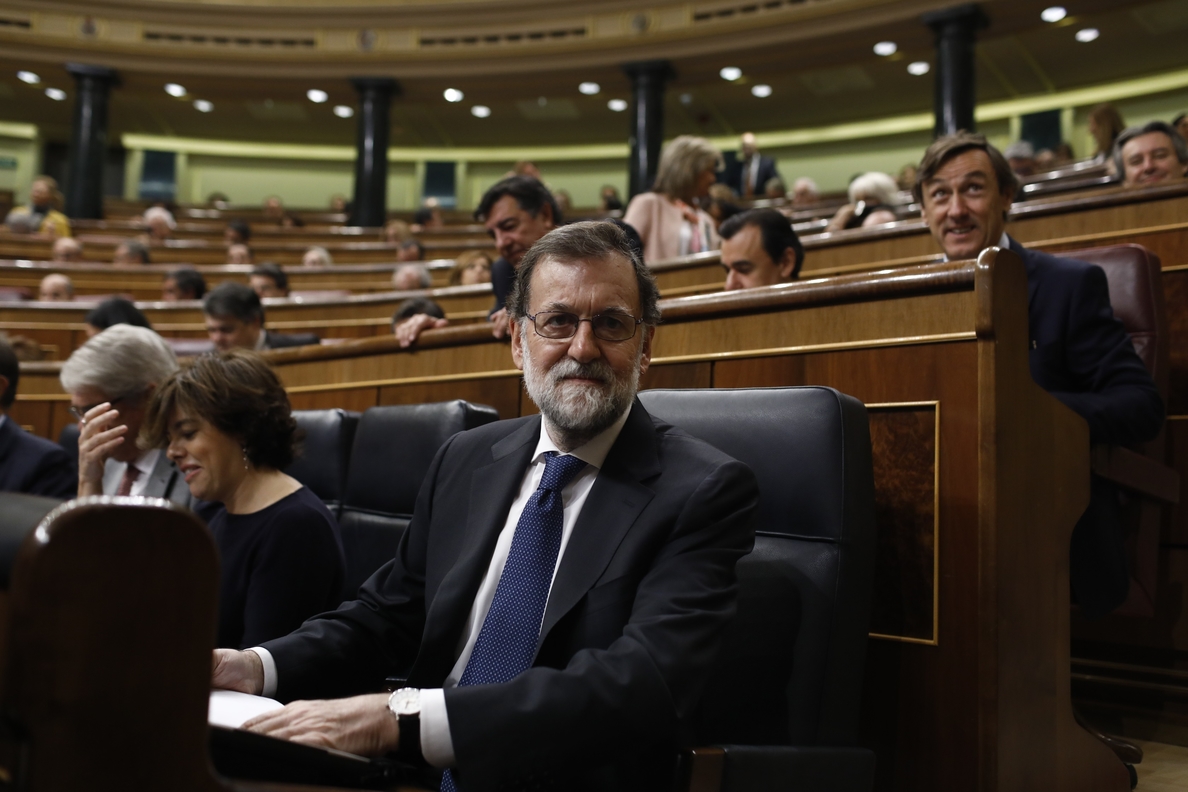 Rajoy ofrece una subida del salario mínimo del 4% para 2018 y alzas «importantes» para 2019 y 2020