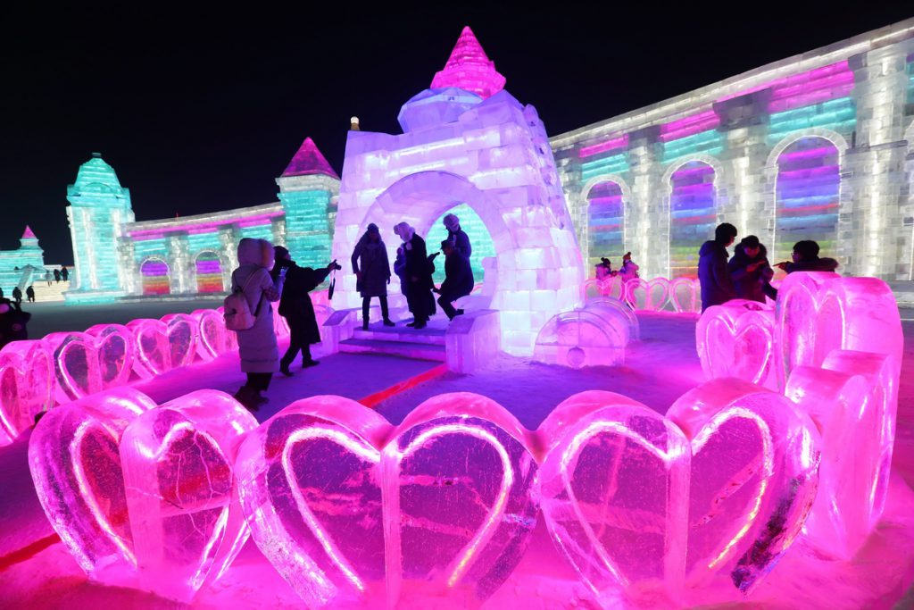 Inauguran el festival de Hielo de Harbin, famoso por sus colosales estatuas