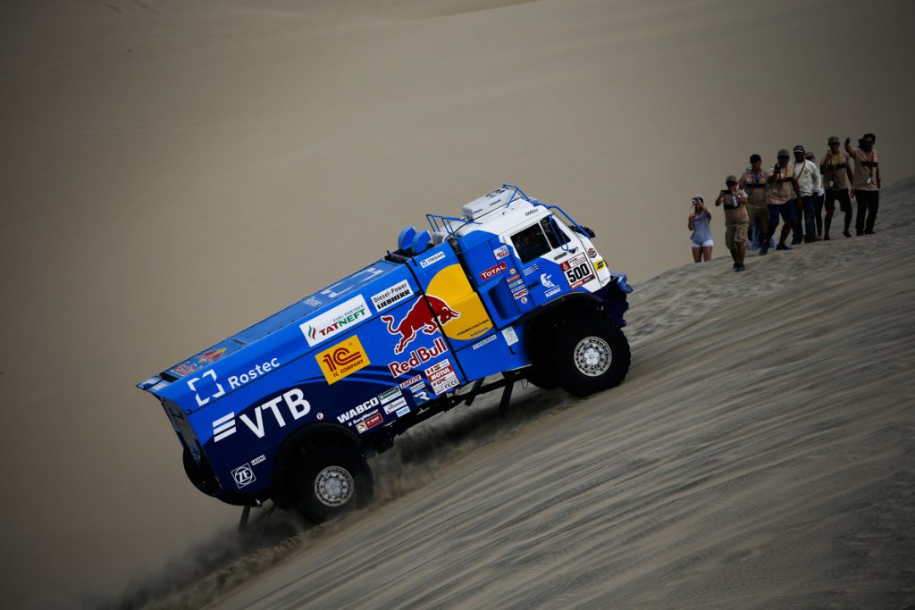 El Dakar se adentra de lleno en el desierto de Perú