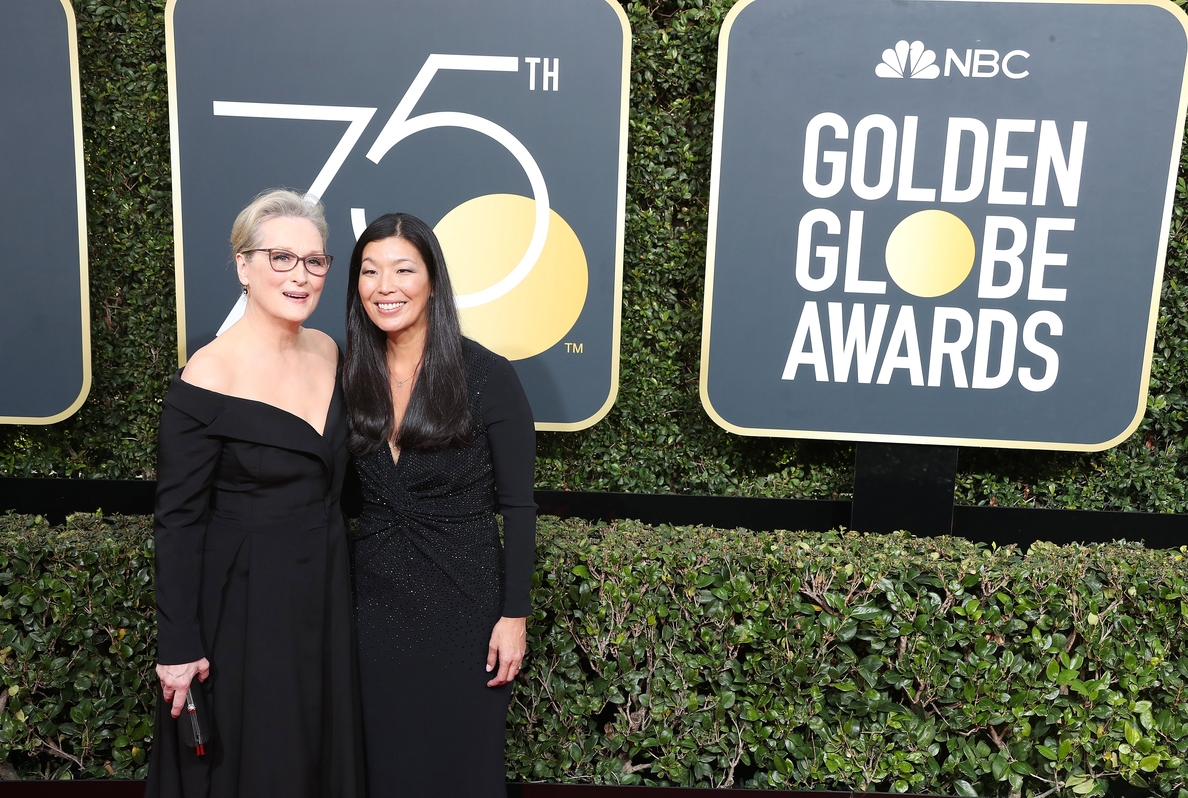 Activistas acompañan a las actrices en la alfombra roja de los Globos de Oro