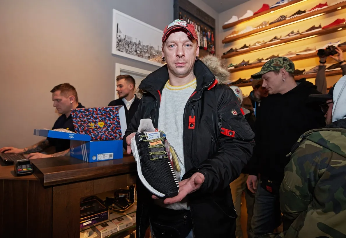 Colas en Berlín para comprar unas zapatillas que sirven como abono de transporte