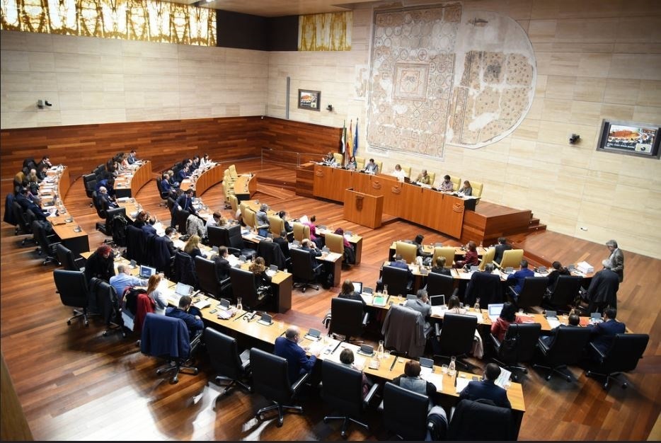 El Presupuesto de Extremadura para 2018 se aprueba con apoyo del PSOE, la abstención de Podemos y Cs y el rechazo de PP