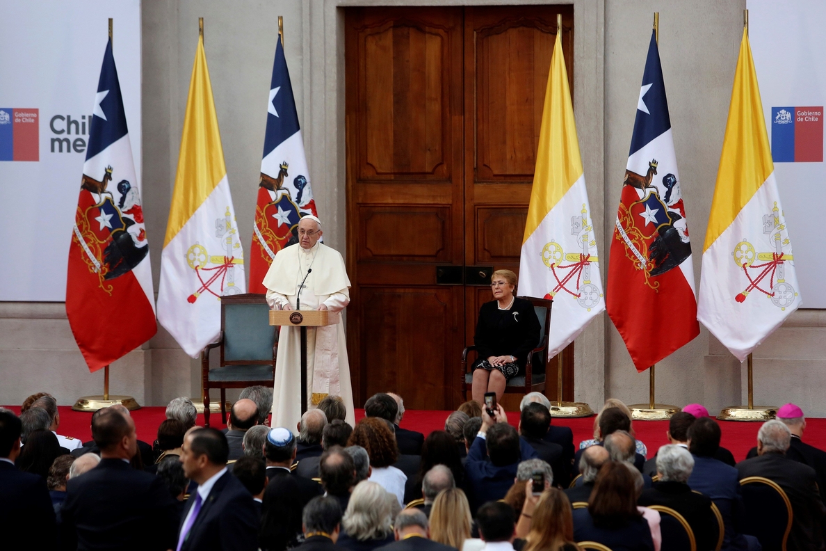 El papa se reunió 25 minutos con la presidenta Bachelet y conoció a su madre