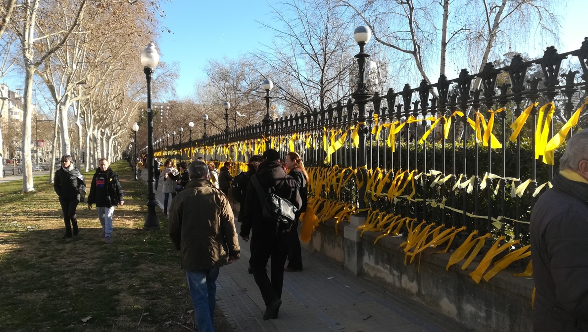 Concentrados cerca del Parlament colocan lazos amarillos por los presos soberanistas