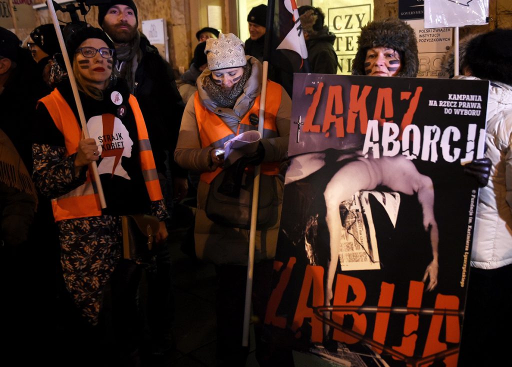 Miles de mujeres se concentran en Polonia para defender el derecho al aborto