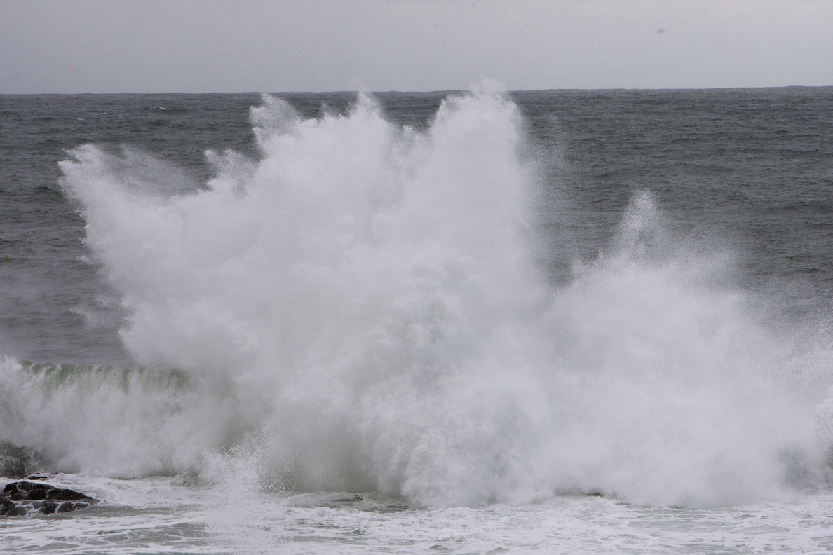 El temporal de mar activa la alerta roja en Galicia por olas de 9 metros