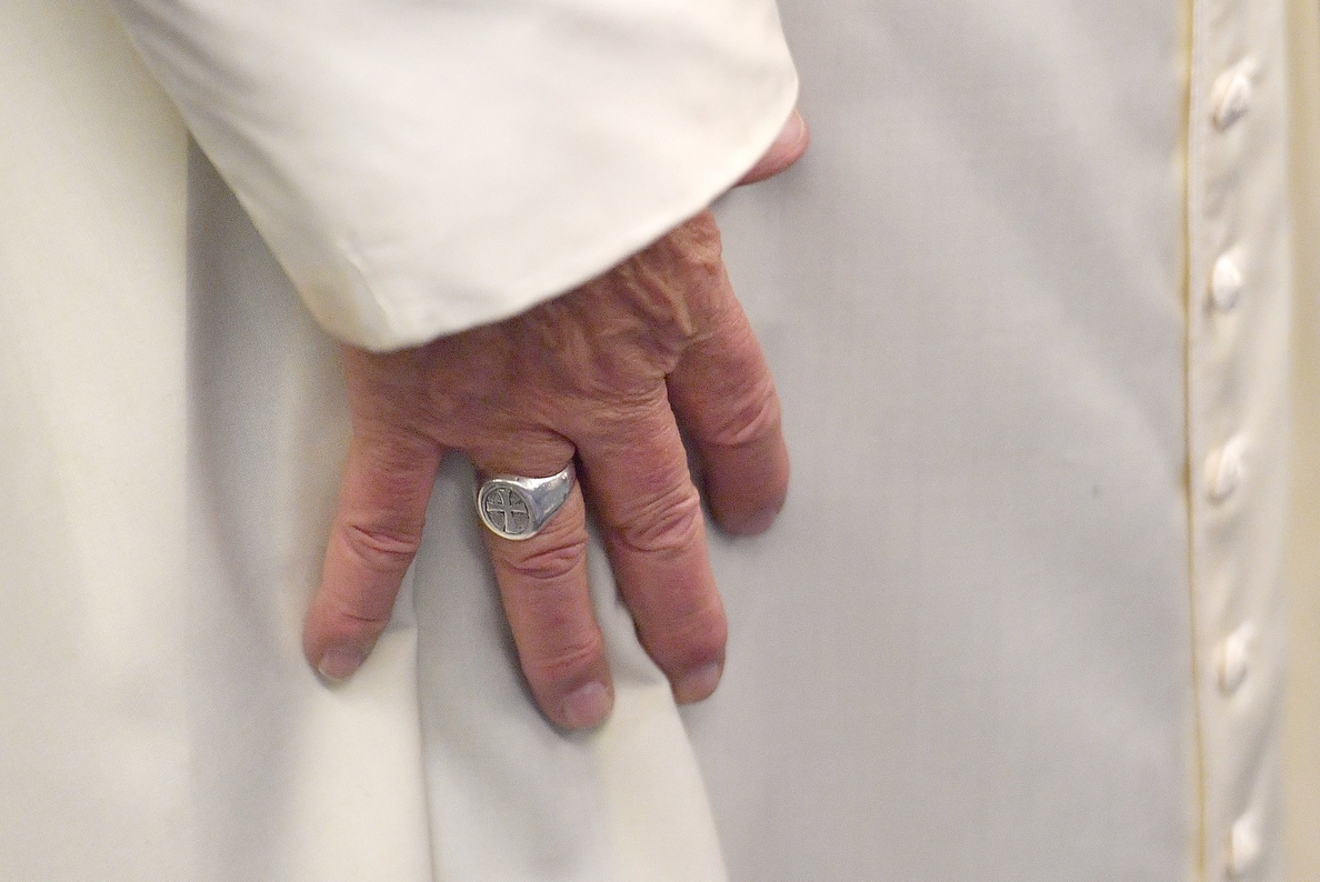 El Papa se justifica y explicá por qué casó a dos asistentes en el avión papal