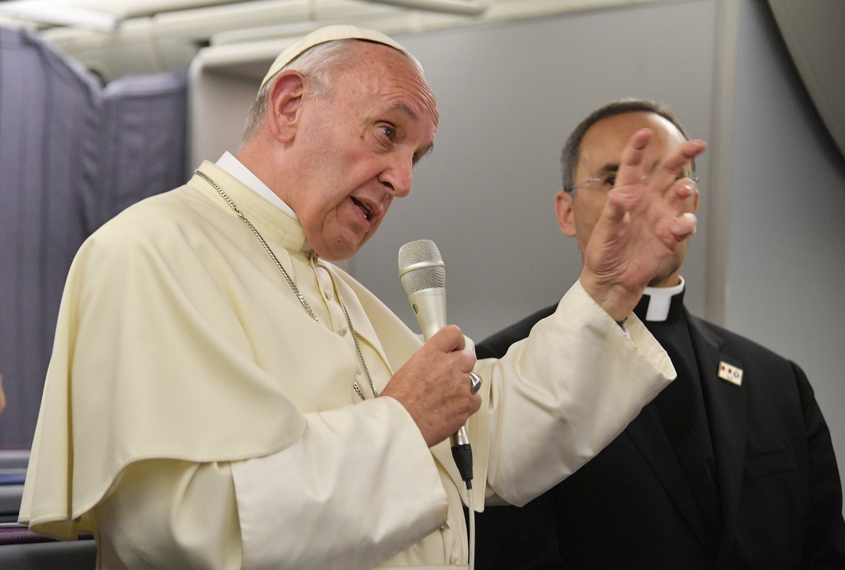 El papa reiteró su tolerancia cero con los casos de abusos al volver de Chile y Perú
