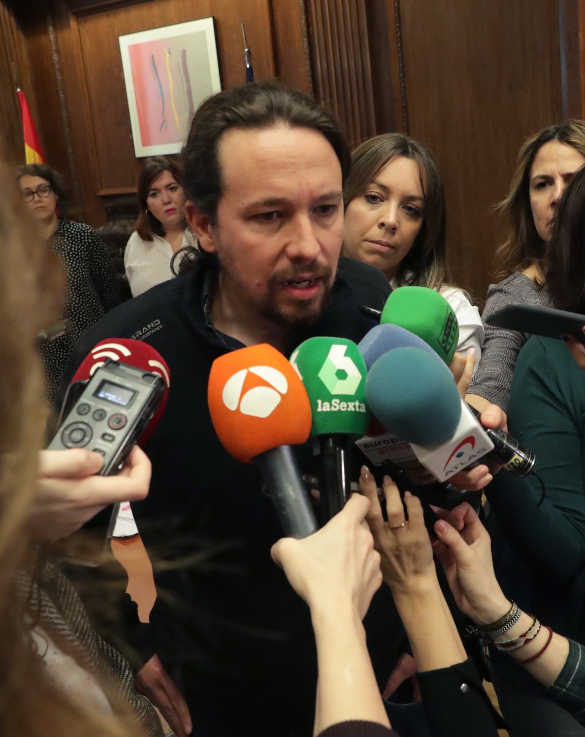 Iglesias critica el «culebrón» catalán y urge a investir un president