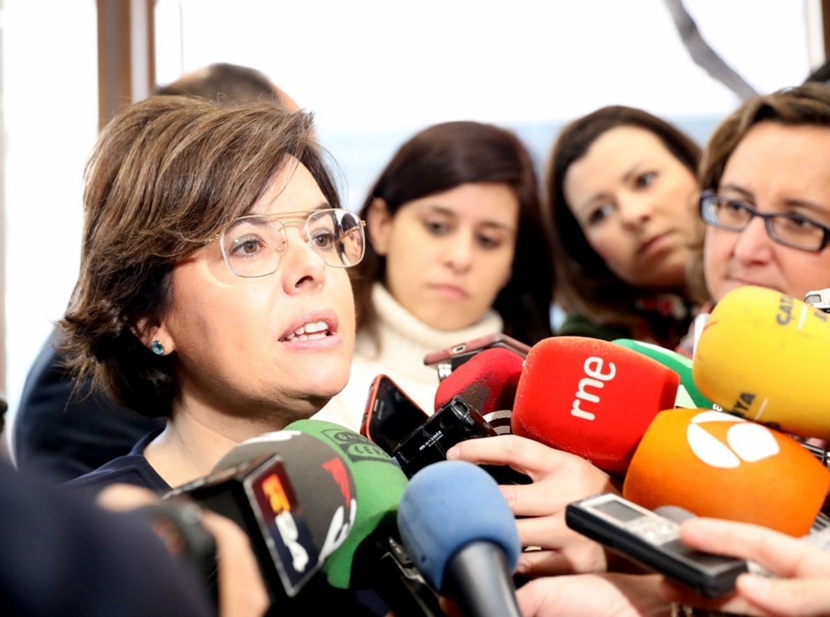 Santamaría  ve «imposible» el voto delegado desde Bruselas y pide a Puigdemont dejar de dar «espectáculos»