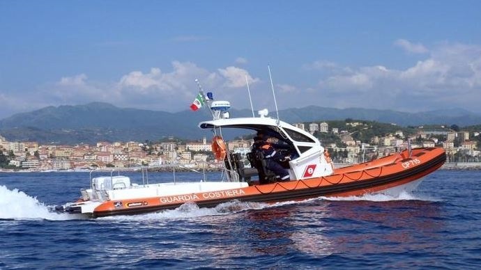 Rescatados unos 800 inmigrantes en cinco operaciones de rescate de los guardacostas italianos