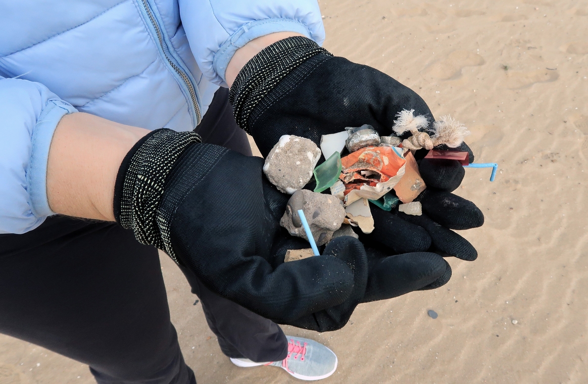 El plástico recogido en playas se convierte en creatividad con micromecenazgo