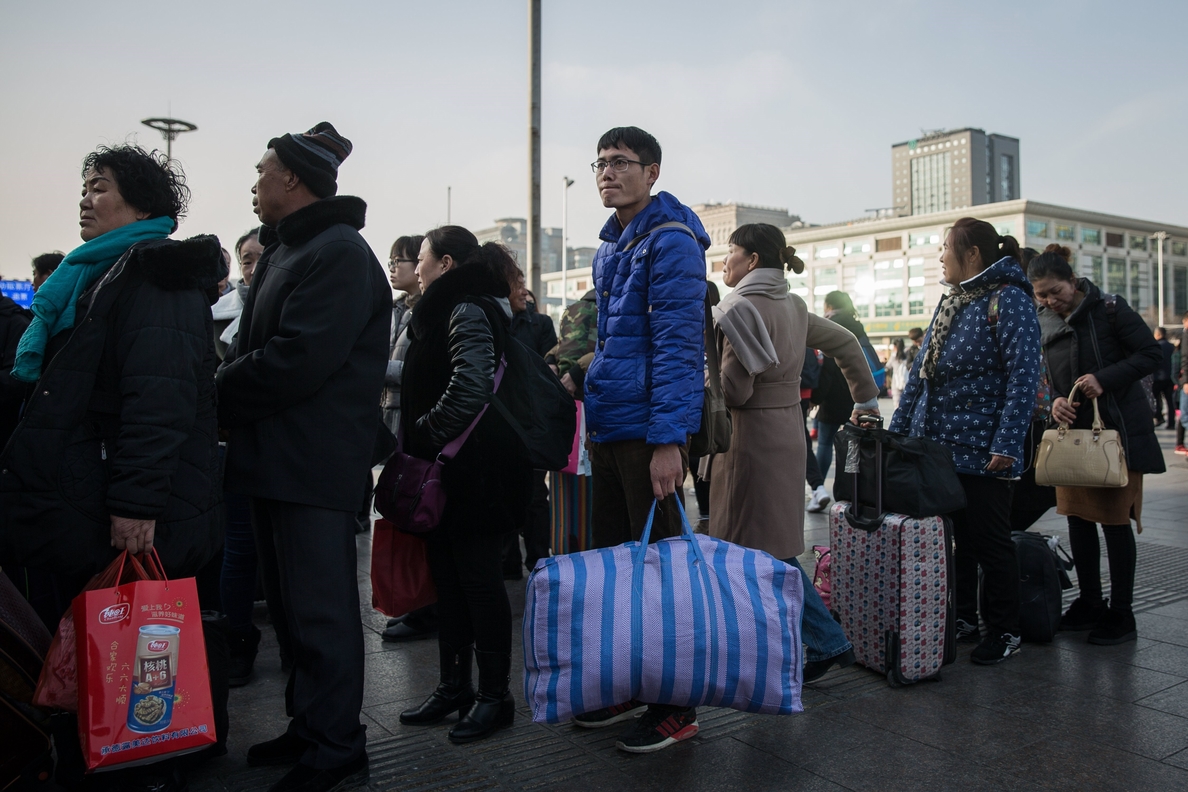Millones de chinos vuelven a casa para celebrar el Año Nuevo en familia