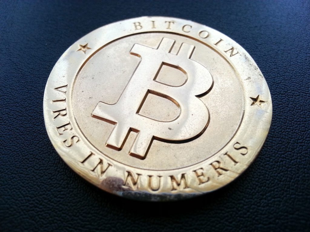 El bitcoin se desploma más de un 30% en la semana